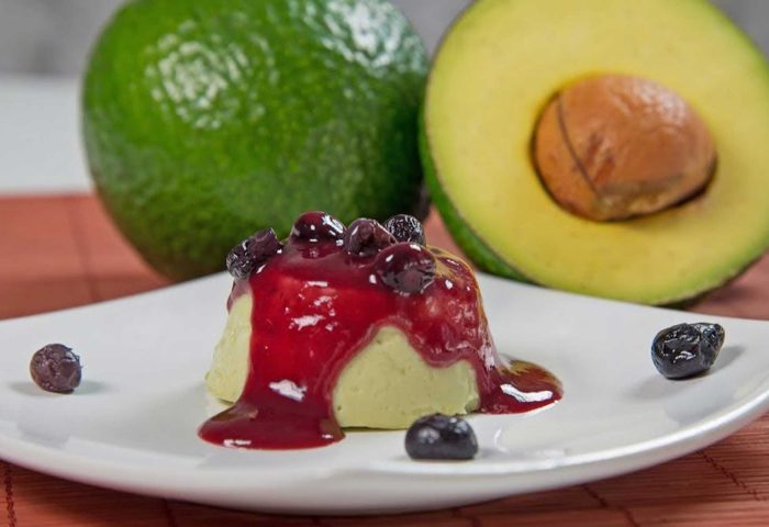 Sobremesa de Abacate com frutas vermelhas