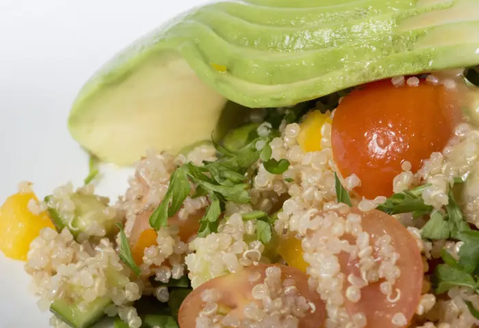 Quinoa com Abacate e Tomates