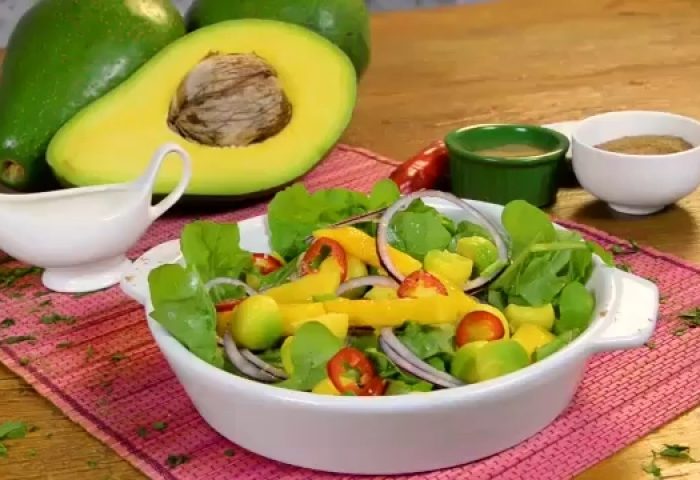 Salada de Abacate com folhas e molho de laranja